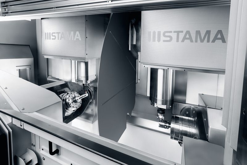 Das Maschinen-Highlight an der EMO in Mailand: MT 724 2C mit integrierter Automation. (Bild: Stama)