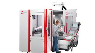 Bild 1: Robotersystem RS 05 adaptiert an ein Fünf-Achs-Bearbeitungszentrum C 20 U. Der Zugang für den Bediener von vorne bleibt durch die Integration des  Robotersystems in die linke Maschinenverkleidung erhalten.  (Bild: Hermle)