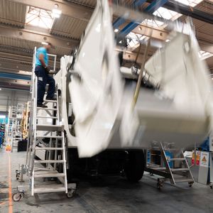 Im Kreislauf Richtung Zukunft: Ein Fahrzeug, das sich selbst gesammelt hat, zeigen Mercedes-Benz Trucks und Faun Umwelttechnik in München. (Bild: Mercedes-Benz Trucks)