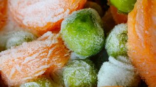 Tiefkühlprodukte lassen sich lange lagern und häufig bedarfsgerecht portionieren. Das kann zur Verringerung von Lebensmittelabfällen führen. (Bild: © pureshot - stock.adobe.com)