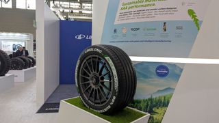 China-Speed: Vom Billiganbieter über Achtungserfolge bei Reifentests und die ersten Erstausrüstungsaufträge bis hin zu ambitionierten Technologiekonzepten brauchen die chinesischen Anbieter – hier Linglong Tire – nur wenige Jahre. (Bild: Rosenow – VCG)
