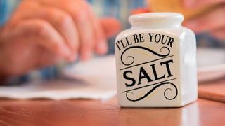 Zuviel Kochsalz in der Nahrung kann Bluthochdruck fördern und sogar den Krankheitsverlauf der Autoimmunerkrankung Multiple Sklerose negativ beeinflussen.  (gemeinfrei)