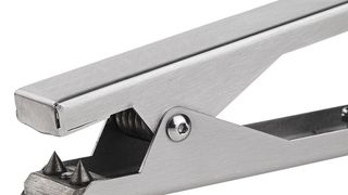 Zugelassene und zuverlässige Erdungszangen zeichnen sich durch hohe Anpresskräfte aus und beißen sich mittels der vorhandenen Zähne durch isolierende Schichten wie Schmutz, Fett und Farbe. Die Erdungszangen eignen sich aufgrund der unterschiedlichen Öffnungsweiten für verschiedene Anwendungen. (Bild: Rembe)