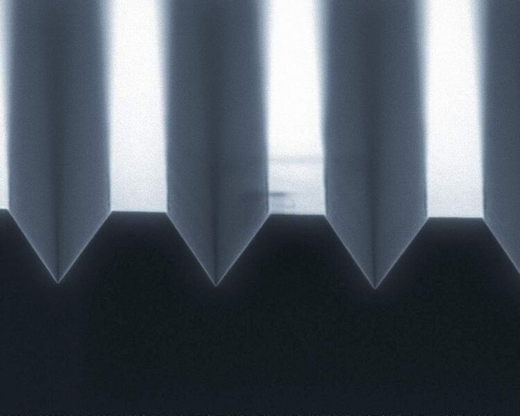 Abb. 2: Elektronenmikroskopaufnahme der Gitterstrukturen zum spektralen Zerlegen der NIR-Strahlung. (Archiv: Vogel Business Media)