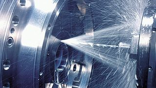 Das Tieflochbohren stellt besondere Anforderungen an die Werkzeuge. Der Kühlschmierstoff spielt bei der Späneabfuhr eine entscheidende Rolle. (Hoffmann Group)