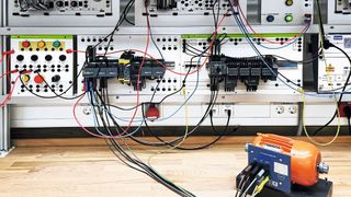 Jeder der insgesamt sechs Laborplätze ist mit zwei Industrie-PCs C6525 für Programmierung, Aufbau und Test verschiedener Übungsaufgaben ausgestattet. (Bild: Stefan Felkel)