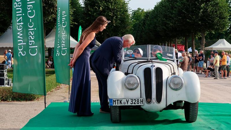 Ein BMW 328 aus dem Jahr 1939 auf der Rampe, prämiert als „Best Sportscar“. Den Pokal übergaben die 23. Deutsche Edelsteinkönigin Cécile „Sissi“ Elligsen und Hans Hedtke, Kurator der Classic-Gala und Inhaber des gleichnamigen Weiterstädter Jaguar-, Land-Rover- und Volvo-Autohauses. (Bild: Peter Diehl)