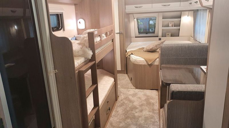 Einige Wohnwagenhersteller haben den Innenraum an die Bedürfnisse von Familien angepasst. (Bild: Mauritz – »kfz-betrieb«)