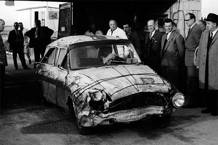 Im Spätsommer 1963 startete außerdem ein Taunus 12 M im südfranzösischen Miramas zu einer Marathonfahrt, die exakt der Distanz zwischen Erde und Mond entsprach. Nach 142 Tagen und einer Distanz von 358.273 Kilometern erreichte der Ford das Ziel – als zerknitterter und durch Seile zusammengebundener Schrotthaufen, nachdem ein übermüdeter Fahrer das Auto aufs Dach gelegt hatte. (Ford)