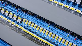 Blockheizkraftwerke: Relais sorgen für eine galvanische Trennung zwischen SPS und Verbraucher und ermöglichen es außerdem, auch hohe Lasten sicher zu schalten (Bild: Finder)