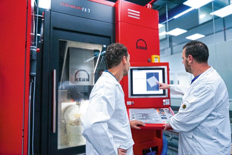 Jan van Dingenen, leitender Produktionsingenieur bei LouwersHanique, und Programmierer John Seuntiëns begutachten gemeinsam eine Simulation am Bedienerterminal der Kern Micro HD. (Bild: Kern Microtechnik GmbH)