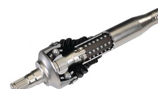 An der aufgeschnittenen Ballspline Seitenwelle lassen sich die linearen Kugellager erkennen, die eine axiale Verschiebung der Seitenwelle erlauben.  (GKN)