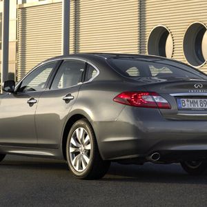 Die Limousine Infiniti M wird mit weiteren Ausstattungsmerkmalen aufgewertet.