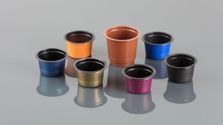 Thermoformanlagen von Gabler produzieren unter anderem Kaffee­kapseln für moderne Kaffeevollautomaten in verschiedenen Formen und Größen. (Bild: Gabler)