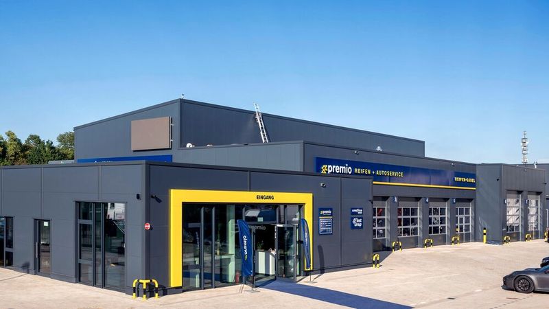 Der neue Premio-Standort umfasst neben dem Werkstattbetrieb auch Verwaltungs-, Sozial- und Schulungsräume.  (Bild: Premio Reifen + Autoservice Reifen Gabel)