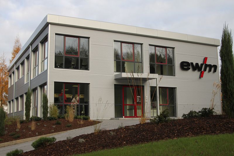 Derzeit arbeiten 16 Angestellte im Verwaltungsgebäude in Ransbach-Baumbach. Mittelfristig sollen dort 40 Mitarbeiter beschäftigt werden. (Bild: EWM Hightec Welding)