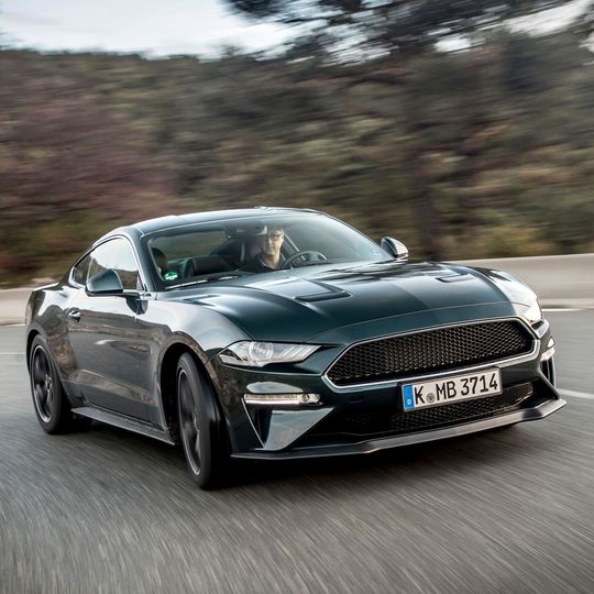 Der Kinoklassiker „Bullit“ ist untrennbar mit dem Mustang verbunden. Zum 50. Jubiläum bringt Ford nun eine limitierte Edition mit diesem Namen.(Bild:  Ford)