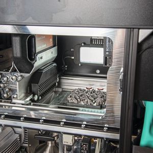 Links im Druckraum die Beschichtereinheit mit Pulverkartuschen. (Bild: A-Metal AG)