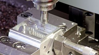 Bei komplexen Teilen punktet Tribos mit seiner schlanken Störkontur und hoher Präzision.  (Bild: Schunk)