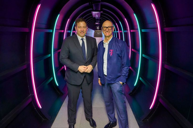 Lars Klingbeil, Finanzminister, und Tim Höttges in der KI-Fabrik.  (Bild: Deutsche Telekom AG / Cindy Albrecht / Robert Dieth)