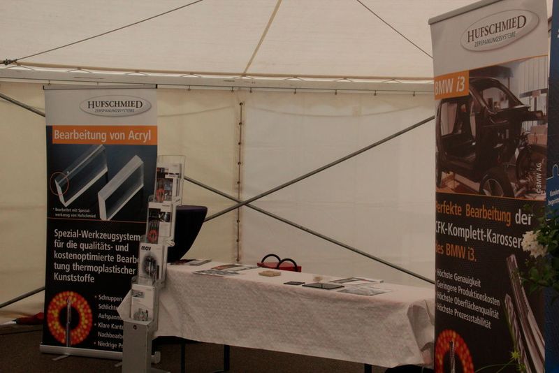 Hufschmied Zerspanungstechnik war als CG-Tec-Partner beim Feiern dabei, hat sich aber auch als Aussteller präsentiert, und zusätzlich einen Vortrag zum Thema Besonderheiten bei der GFK- und CFK-Zerspanung präsentiert. (Königsreuther)