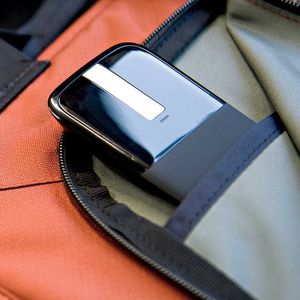 Der Länge nach ausgestreckt findet die 15 Millimeter flache Arc Touch Mouse in jeder Tasche ihren Platz.