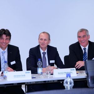 Haben angesichts der guten Auftragssituation bei Grob gut Lachen: Generalbevollmächtigter Christian Grob, German Wankmiller, Vorsitzender der Geschäftsführung, und Jochen Nahl, Geschäftsführer Vertrieb (v. li.).