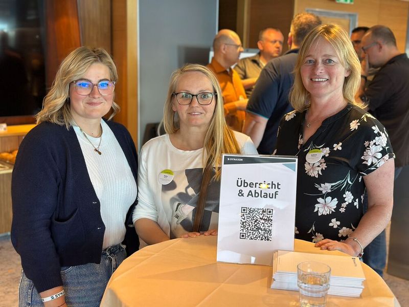 Teilnehmerinnen der KI-Kreuzfahrt (v.l.): Pauline Storck (DAMM Kommunikations- & Bürosysteme GmbH), Kathy Rhein (Heinzsoft Softwareentwicklung GmbH & Co KG), Sabine Tiekötter (Nachrichtentechnik Bielefeld GmbH) (Bild: Synaxon)