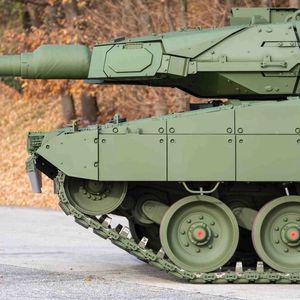 Bild 2: Die Difender-Type 500 wird in puncto Sicherheitsstähle am meisten nachgefragt. Er ist in der dafür einzigartigek Dicke von maximal 150 Millimetern erhältlich, wodurch er auch im Panzer Leopard 2 A8 seinen Platz finden darf.(Bild:  KNDS)