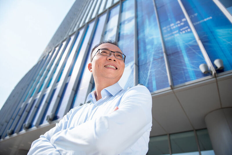 Kategorie „Talente“: Dr. Jilong Yao hat bei Corporate Technology in Peking mehrere Geräte entwickelt, die diese Technologie in die Stromversorgung einbettet. Dazu gehören ein Schutzgerät für Transformatoren und ein Messgerät, das die Werte mittels Laseroptik überträgt und ein modularer Halbleitertransformator mit Leistungselektronik. Die von ihm entwickelten Technologien finden auf dem Weltmarkt Anwendung.  (Siemens)