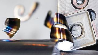 Dormer Pramet fokussiert sich beim EMO-Hannover-Auftritt unter anderem auf die Schwerzerspanung per Drehbearbeitung, wie hier auf dem Bild zu sehen ist. Auch dynamisch arbeitende Schnienenfräser mit Wendeschneidplatten, die besonders leise zerspanen sollen, werde das Unternehmen in Halle 3 am Stand I41 zeigen. (Dormer Pramet)