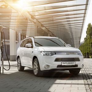 Bei den weltweiten Neuzulassungen 2014 sind Nissan Leaf (57.000), Tesla Model S (28.000) und der Mitsubishi Outlander Plug-In (26.000) die Spitzenreiter.