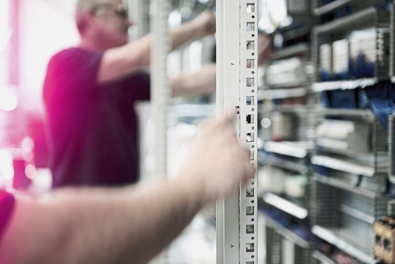 Bild 3: Mit der Zähllochung an den neuen Rahmenprofilen des VX25 lassen sich Montagepositionen für Ausbauteile jetzt exakt positionieren. (Rittal)