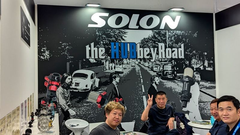 Ein kreatives Werbemotiv hatte sich dieser asiatische Hersteller von Radnaben ausgedacht. (Bild: Dominsky – VCG)