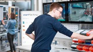 Smart Factory KL baut derzeit eine Shared Production auf drei Standorte verteilt in Kaiserslautern auf und integriert hier bewusst viele Handarbeitsplätze. (Smart Factory KL )