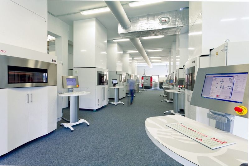 Das Herzstück der neuen FKM-Fabrik bildet eine Fertigungshalle mit 25 Lasersinteranlagen. (Bild: FKM Sintertechnik)