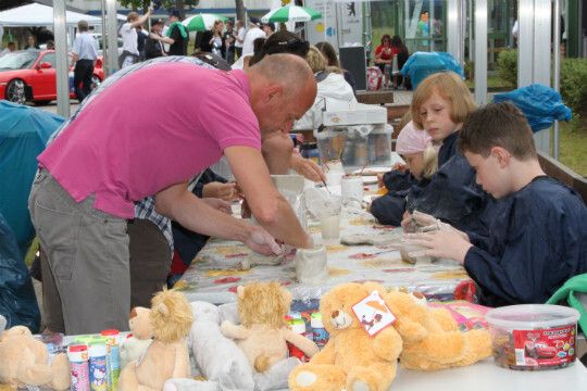 Beschäftigung für die Kleinen: Jetzt wird gebastelt. (Foto: Innung)