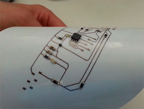 Squink geht einen Schritt weiter: Neben den Druck von leitfähigen Tinten verarbeitet der Drucker auch leitfähigen Kleber und Bestückt die Schaltplatten gleich mit. (Bild: Botfactory)