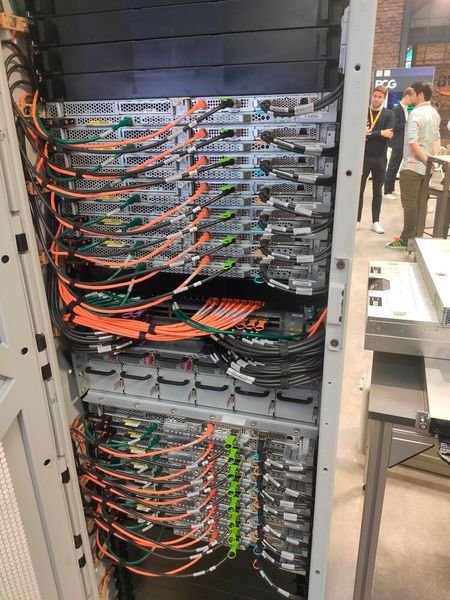 Für Hybrid-Cloud-Anwendungen, etwa wenn für industrielle Anwendungen sehr niedrige Latenzen gefragt sind, offeriert AWS Outposts-Systeme als Service für das lokale Rechenzentrum. (Bild: Vogel IT-Medien)