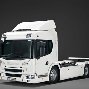 Das Modell wird es auch nur als Zugmaschine geben. Zu den Leistungsdaten schweigt sich Scania noch aus.(Bild:  Scania)