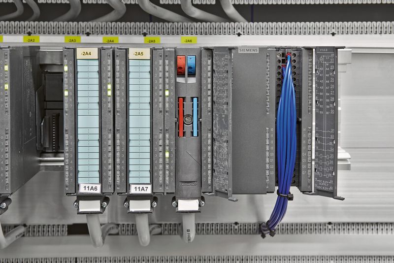 Bild 1: Im Vergleich zur herkömmlichen, zeitaufwendigen Einzeladerverdrahtung (rechts) macht der VIP-Frontadapter (links) den Anschluss einfach und schnell. (Bild: Phoenix Contact)