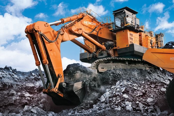 Mit 19,7 Metern ist er der Riese unter den Hydraulikbaggern und landet auf Platz 4. Der Minen-Bagger EX 5600-6 von Hitachi wird von einem 50 Liter-Motor mit 1.453 PS angetrieben.   Weitere Informationen erhalten Sie auch auf der Seite Maschinensucher. (Bild:  Hitachi,  CC BY-SA 3.0;  http://presse.maschinensucher.de/images/mf-ex5600-6-mg-0528-rrd-781917) (Bild: Hitachi)
