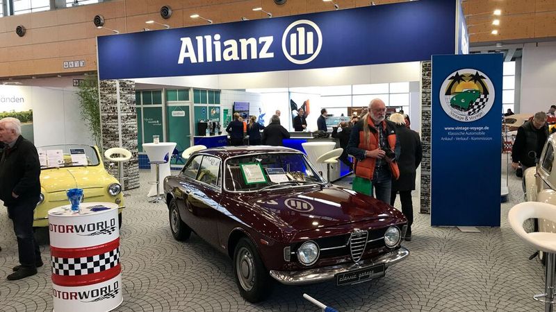 Der Versicherer Allianz war einer der wenigen Großkonzerne, die auf der Retro Classics Bavaria ausstellten. (Bild: Rosenow – »kfz-betrieb«)