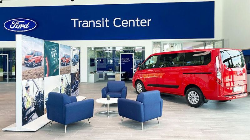 Im Showroom können Besucher die Transit-Modelle begutachten. Für die exakte Konfiguration stehen auf der Präsentationsfläche und in den Verkäuferbüros große Bildschirme bereit. (Bild: Autohaus Häufle & Lundt)