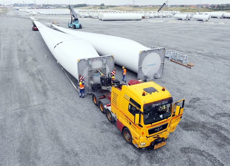Im Hafen von Esbjerg werden die Rotorblätter auf den Spezialtransporter geladen. (Siemens)
