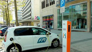 Deutschland nimmt einer neuen Studie zufolge im weltweiten Absatz von E-Autos mittlerweile eine Vorreiterrolle ein. Doch Lade-Infrastrukturen und Lieferkettenprobleme stellen den Markt weiter vor große Herausforderungen. (Bild: gemeinfrei)