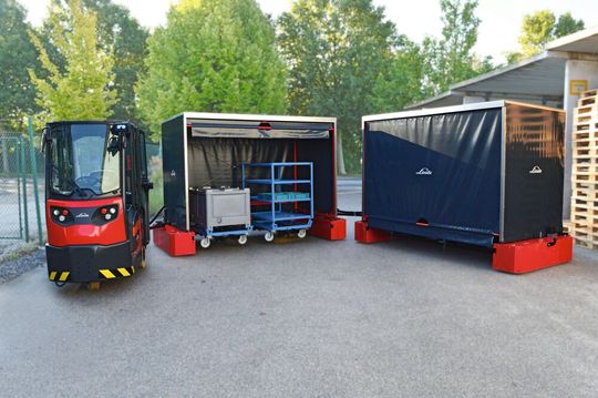 Für draußen lassen sich die Rahmen des Logistic Trains beispielsweise mit einem Wetterschutz ausrüsten, um die Ladung zu schützen.(Bild:  Linde-MH)