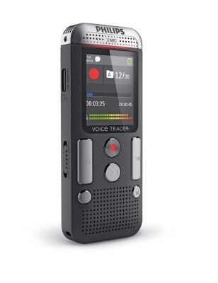 Red Dot Award 2015 - Digitales Diktiergerät Philips Voice Tracer DVT2500 von Hersteller Speech Processing Solutions GmbH, Österreich: Einfache Formgebung, präzise Konturen und gerundete Oberflächen gewährleisten eine ergonomische Handhabung des Diktiergerätes. Der kompakte Körper ist in konvexe Oberflächen unterteilt, die Funktionsbereiche wie Mikrofon, Display und Tasten betonen. Das mit den metallischen Oberflächen kontrastierende dunkle, matte Gehäuse sorgt für ein hochwertiges Aussehen. Ein Lichtsensor regelt die Hintergrundbeleuchtung des Displays, um den Stromverbrauch zu minimieren. (Bild: Red Dot)