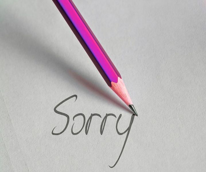 Die versteckte Nachricht – Leider kommt es immer wieder vor, dass Kunden ihre defekten Datenträger zunächst zu unseriösen Anbietern bringen, da diese mit Schnäppchenpreisen locken. Leider ist die Qualität der Dienstleistung dann aber auch dementsprechend schlecht und so erreichen uns diese Festplatten und SSDs oft in einem noch schlechteren Zustand aufgrund der bisher gescheiterten Rettungsversuche. Dass sich diese Hobbydatenretter ihrer „Schandtaten“ scheinbar sogar bewusst sind, zeigt dieser Fall: als ein Attingo-Techniker eine Kundenplatte im Reinraumlabor öffnete, staunte er nicht schlecht – es fiel ihm sofort ein kleines Post-It mit der Aufschrift „Sorry!“ entgegen. Zwar konnte bis heute nicht geklärt werden,  welchen Zweck das Post-It haben sollte, aber beim zweiten Blick fiel auf: offensichtlich war der vorhergehende Bearbeiter der Platte mit dem Schraubenzieher abgerutscht und hatte einen massiven Kratzer auf der Magnetscheibe hinterlassen. Anstatt den Kunden zu informieren, hatte er einfach den Zettel hineingeklebt, die Platte verschlossen und dem Kunden mit der Diagnose „Daten unrettbar“ zurückgegeben. Dass dies diesmal leider stimmte, mussten die Attingo-Techniker im Zuge der Diagnose feststellen.  (Pixabay)