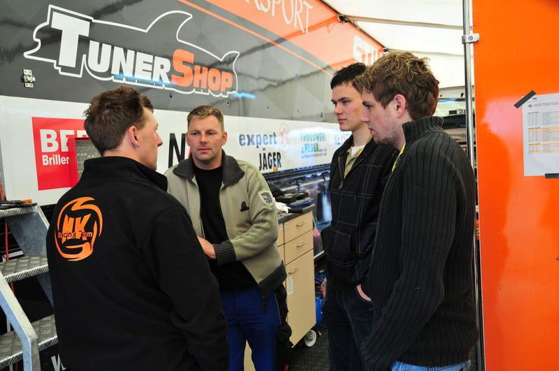 Danny Sauerbrey und Stephan Becker fachsimpeln mit Mechanikern. (Archiv: Vogel Business Media)